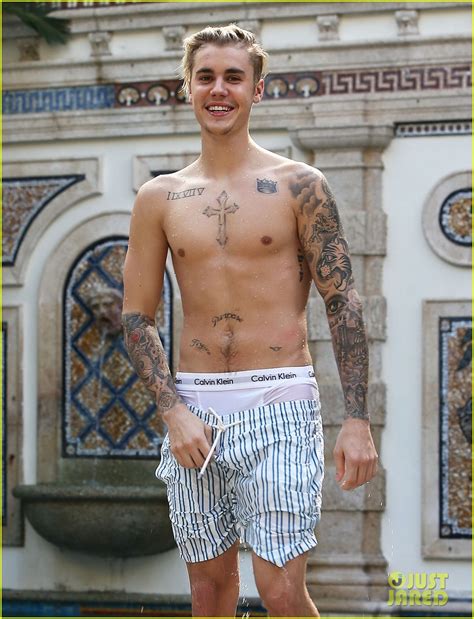 Photo Justin Bieber Goes Shirtless For Swim At Versace Mansion 04