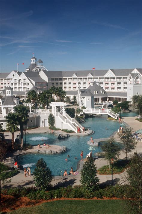 Disney's Yacht Club Resort - Magical DIStractions