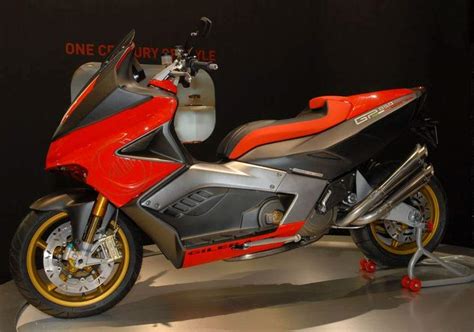 3 versions tunées du gilera gp 800 : Gilera GP 800 Corsa