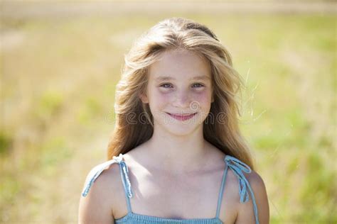 Portret Piękna Młoda Mała Dziewczynka Zdjęcie Stock Obraz złożonej z