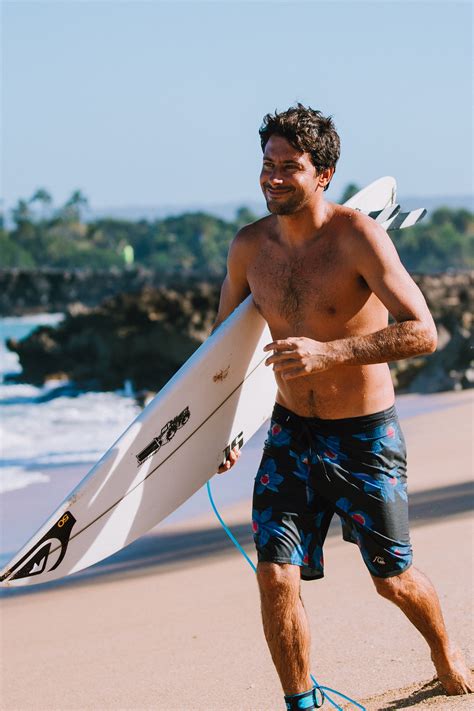 “le surf a un côté sain une réelle connexion avec la nature” rencontre avec jeremy florès qui