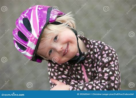 Urocza Młoda Dziewczyna W Różowym Zbawczym Hełmie Zdjęcie Stock Obraz Złożonej Z Uśmiech