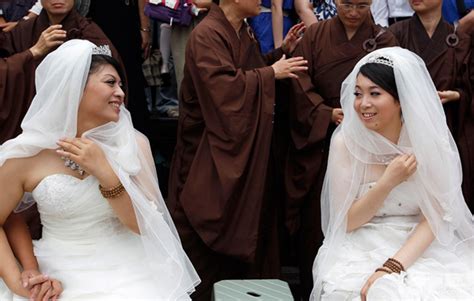 First Lesbian Couple To Marry In Taiwan Lesbian Bride Lesbian Wedding Buddhist Wedding