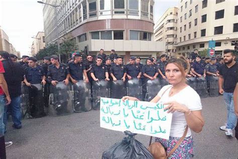 بالفيديو والصور احتجاجات طلعت ريحتكم تبهر العالم الشعب اللبنانى يبتكر طرقا جديدة للغضب