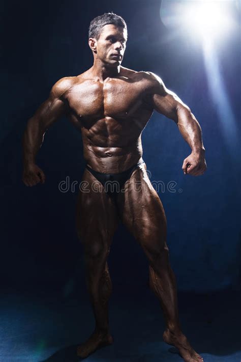 Il Forte Culturista Muscolare Dell Uomo Mostra I Suoi Muscoli Fotografia Stock Immagine Di