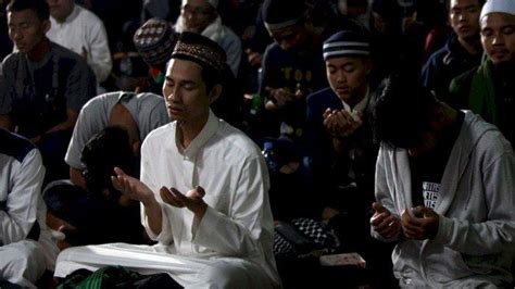 Tahlil atau tahlilan adalah acara dzikiran biasanya disertai dengan yasinan (baca surat yasin) yang dilakukan di sebagian besar masyarakat indonesia yang berafiliasi ke nu (nahdlatul ulama). Bacaan Doa Tahlil Beserta Artinya Lengkap dengan Bacaan ...