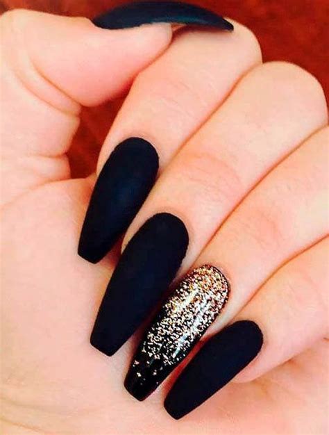 A través de nuestra tienda de productos para uñas de acrilico puedes adquirir el color negro. Uñas acrilicas 2020 negras | Uñas Acrilicas