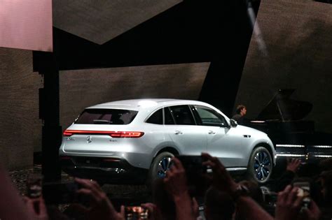 Daimler Setzt Suv Unter Strom Mercedes Eqc Feiert Weltpremiere N Tv De