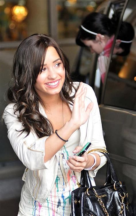 30 Awesome Side Swept Bangs On Long Hair Slodive Demi Lovato