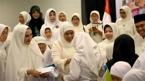 Tapi kehidupan kebanyakan kaum muslimin dan muslimat saat ini sangat menyedihkan, jauh dari ajaran agama islam. Doa dan Santunan Anak Yatim Muslimat NU-Foto Tirto.ID ...