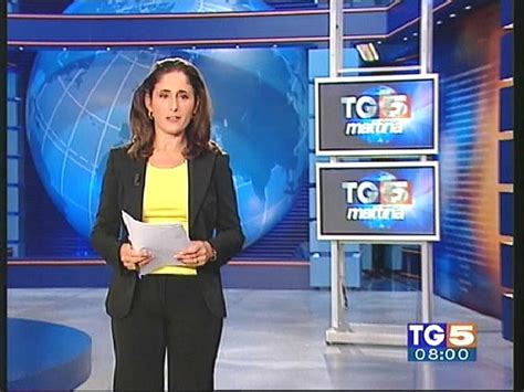 Ora arriva, a sorpresa visto che la notizia è apparsa solo con l'arrivo dei nuovi palinsesti settimanali, una nuova. Manuela Riva questa mattina 4 - TELEGIORNALISTE FANS FORUM