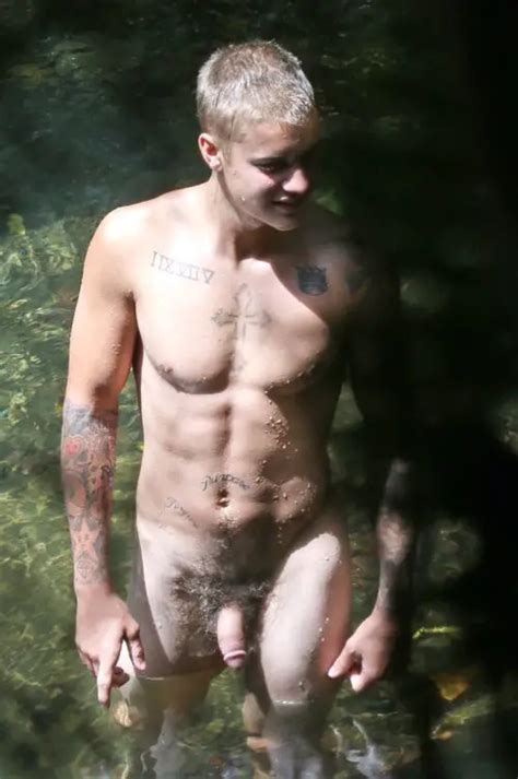 AcordaBrasil BABADO Justin Bieber é flagrado nu com modelo em praia