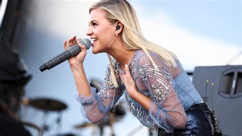 Kelsea Ballerini Goes Back To Her Roots For Knoxville Homecoming Concert