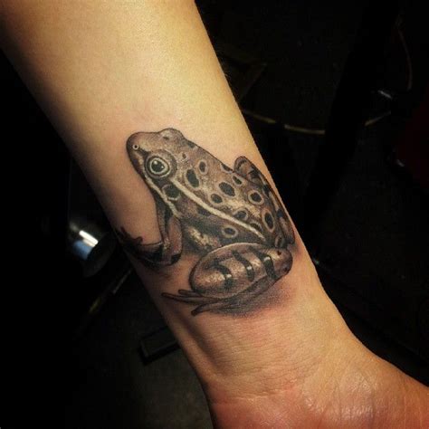 She is the daughter of chief powhatan, the leader of a native american tribe in virginia. Frog tattoos, Tattoos for women cat, Best sleeve tattoos