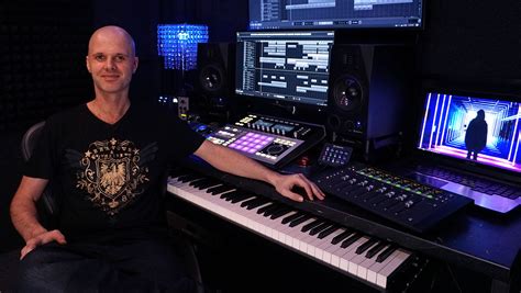 What does a music producer do? Difference to beat-makers & engineers.