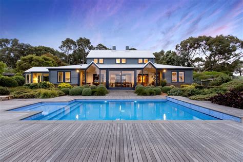 コアラやワラビーが住むオーストラリアの家 Farmhouse Architecture Modern Pools Modern