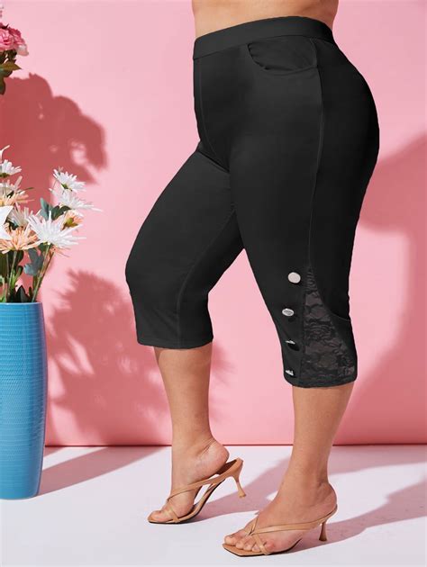OFF Plus Size Lace Panel Slip Pockets Buttoned Capri Leggings In BLACK DressLily