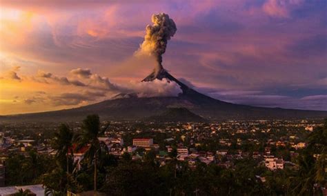 Mayon Volcano Crowned With Salakot Like Clouds Goes Viral Photo