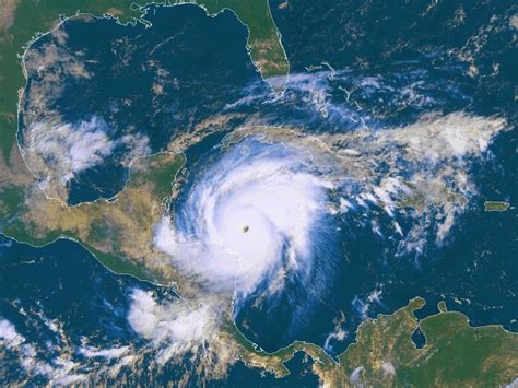 Monica 3ªa The Hurricane Mitch Central America 1998