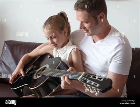 Hija De Papá Les Enseña A Tocar La Guitarra Fotografía De Stock Alamy