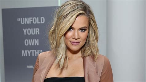 Khloé Kardashian Removes Husbands Surname From Twitter Handle On Their