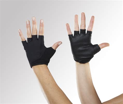 We offer you a small guide of how you need to measure your hand, so you can figure out the perfect size of goalkeeper gloves you need. activeweartoesox gloves