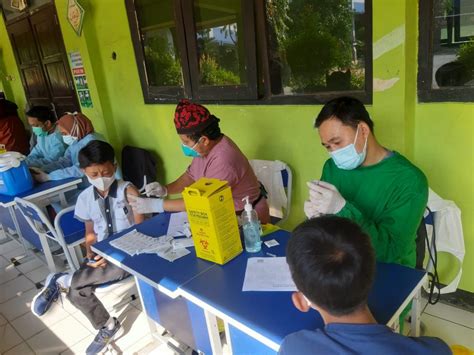Dokter Perawat Rsud Cam Ikut Sukseskan Gebyar Vaksinasi Massal Kota
