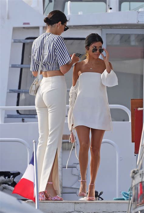 30 Celebrity Vacation Outfits To Inspire Your Summer Travel Style Celebrity Outfits Trendy