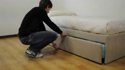 Uno speciale modello di letto attrezzato ha lo spazio per dei piani scrivania oppure dei cassetti, integrati nel letto superiore. Doppio Letto Estraibile a Scomparsa - YouTube