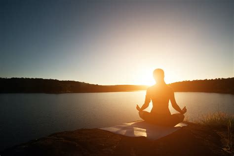 5 Grandes Beneficios De Meditar Y Hacer Yoga Por Las Mañanas Rama Escuela Yoga