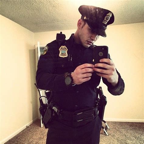 Cops Like Taking Selfies Too Polizisten Mann