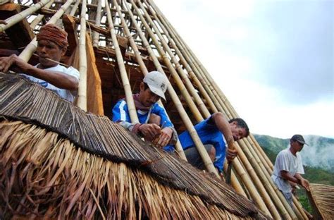 Kampung wae rebo terletak di ketinggian sekitar 1.120 meter diatas permukaan laut dan dikelilingi oleh gunung, hutan lebat, dan jauah dari perkampungan lainnya. Rumah Adat Mbaru Niang Wae Rebo Flores