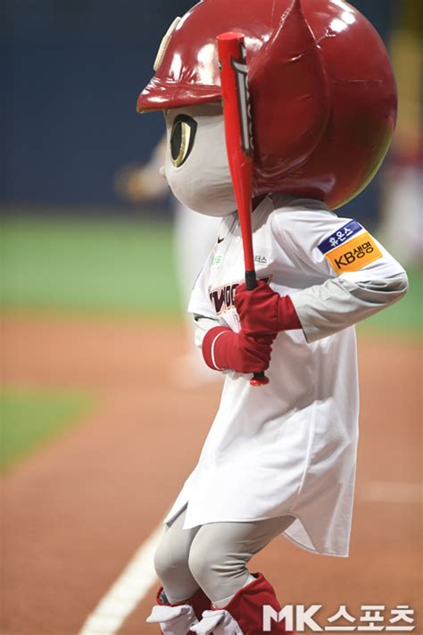 Maybe you would like to learn more about one of these? 키움 동글이 `서건창 타격폼으로 시타` MK포토