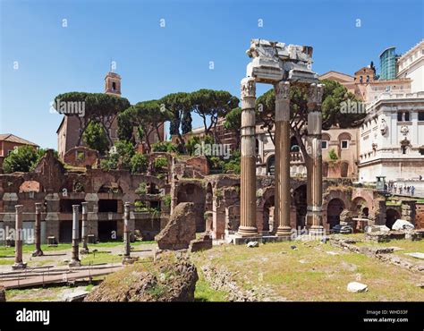 Forum Des Caesar Mit Tempel Der Venus Genetrix In Rom Italien
