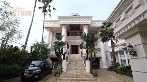 10 Portraits Of Crazy Rich Trenggalek House Luxurious With European
