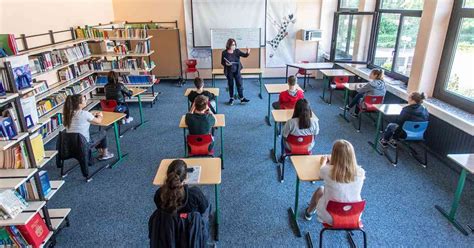Erlaubt sind treffen zwischen beliebig vielen personen des eigenen haushalts und vier weiteren haushalten. NRW: Corona-Schule: So funktioniert der Unterricht während ...