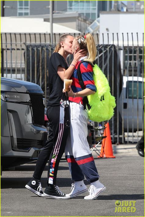 Photo Jojo Siwa Gets A Kiss From Girlfriend Kylie Prew After Dance Rehearsals Photo