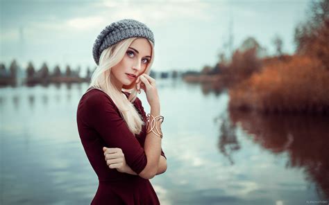 デスクトップ壁紙 屋外の女性 モデル ポートレート ブロンド 被写界深度 青い目 赤 帽子 ドレス 川 ファッション 腕を越えた 側面図 感情 人 ロマンス