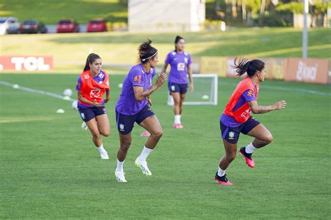 Após dois anos e meio Marta e Cristiane se reencontram na Seleção