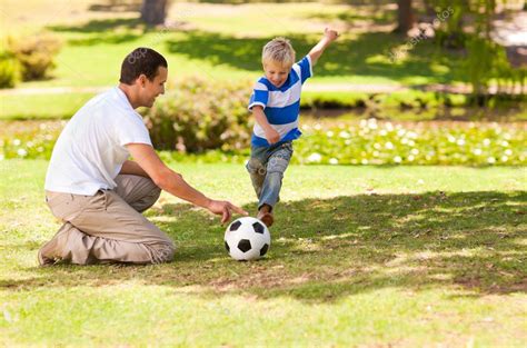 Padre Jugando Al Fútbol Con Su Hijo 2022