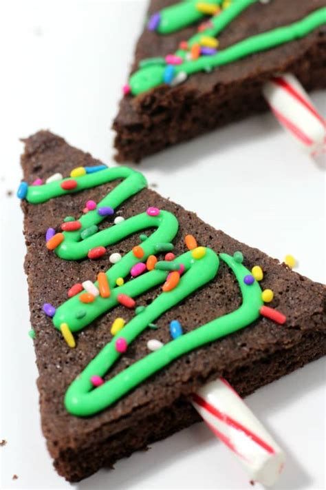 These brownie christmas trees are too adorable not to make. Brownie Christmas Trees - Creative Homemaking