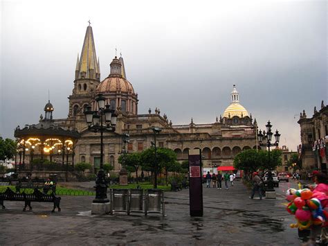 En guadalajara, la temporada de lluvia es nublada, la temporada seca es parcialmente nublada y es caliente durante todo el año. File:Catedral de Guadalajara, Jalisco, Mexico; despues de ...
