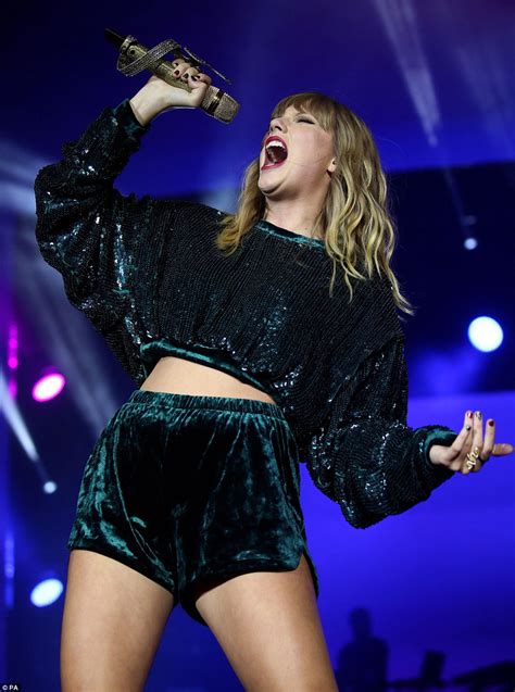 Taylor Swift Dazzles At Capital Fm Jingle Bell Ball Daily Mail Online