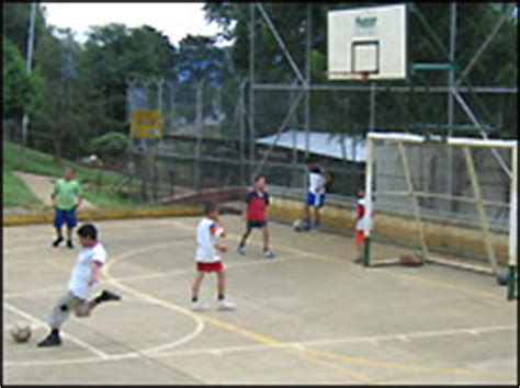 Niño jugando futbol niños futbol niños jugando moralidad cuentos de hadas historias para niños. BBC Mundo | A fondo | 2005 | Contragolpe a la violencia