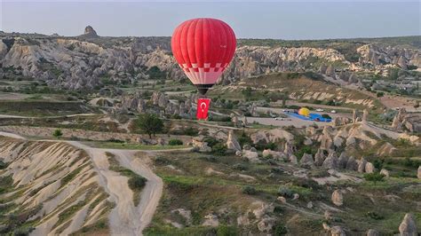 Yerli ve milli sıcak hava balonu Kapadokya'da Türk bayrağı ... Bölgede her gün yaklaşık 150 sıcak hava balonu peş peşe.