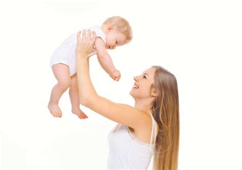 幸福的妈妈和小婴儿图片 白色背景下微笑的妈妈抱着可爱的宝宝素材 高清图片 摄影照片 寻图免费打包下载