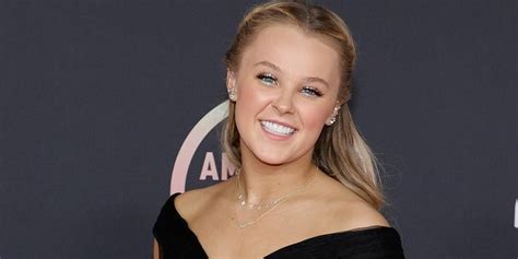 Upbeat News Jojo Siwa Rocked Grown Up Ama Red Carpet Look