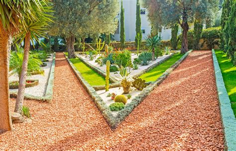 Looking to freshen up your garden? Colorful Flower Bed Border: Attractive Flower Bed Edging ...