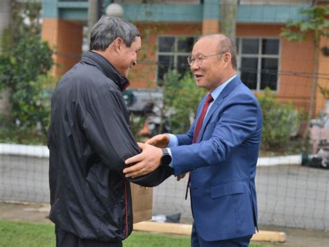 (ảnh p.h) trước đó, chiến lược gia 63 tuổi đã nhận thẻ vàng trong trận tuyển việt nam làm khách trước thái lan ở lượt đi ngày 5.9.2019. HLV Park Hang Seo tiếp viện cho ĐT nữ Việt Nam tranh vé dự ...