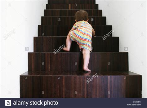 Was mag sich da am erst wenn dein kind alt genug ist und du dabei bist, solltest du dein baby langsam an die treppe nimm es an die hand und übe zunächst den aufstieg, stufe für stufe, einen fuß nach dem anderen. Holztreppe Stockfotos und -bilder Kaufen - Alamy